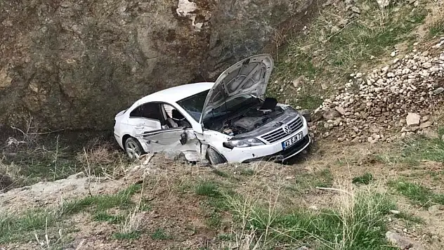 Konya'da otomobil park halindeki araca çarptıktan sonra şarampole uçtu: 2 yaralı