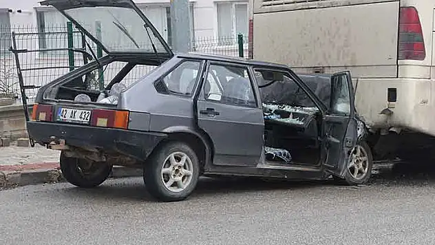 Konya'da otomobil park halindeki otobüse çarptı: 1 yaralı
