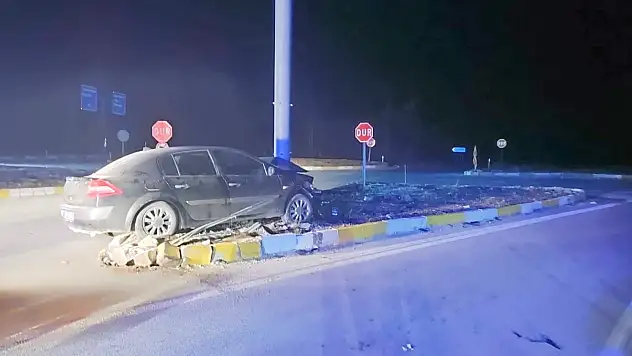 Konya'da otomobil refüje çıktı: 3 yaralı