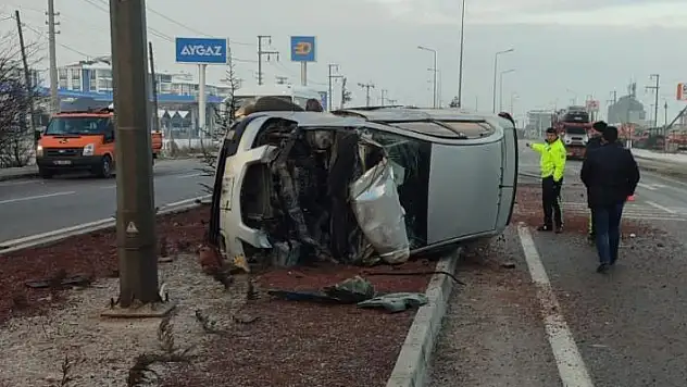 Konya'da otomobil refüje devrildi: Sürücü yaralandı
