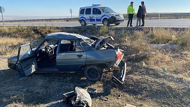 Konya'da otomobil sürücüsüyle araç içindeki çocuk, takla atan otomobilden burunları kanamadan kurtuldu
