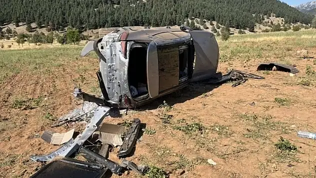 Konya'da otomobil tarlaya devrildi: 2 yaralı