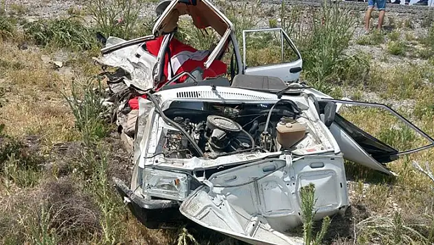 Konya'da otomobil tıra çarptı: 1 ölü
