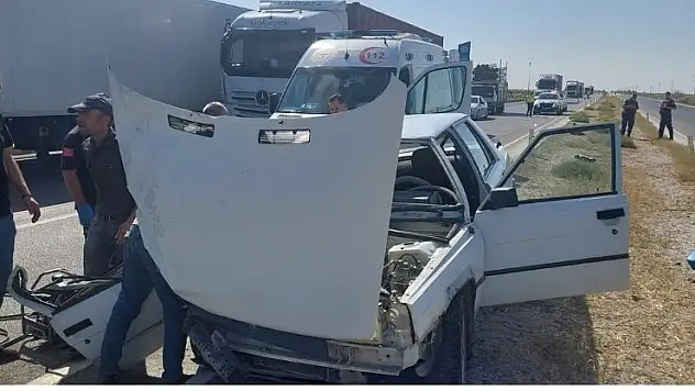 Konya'da otomobil tıra çarptı: 2 yaralı