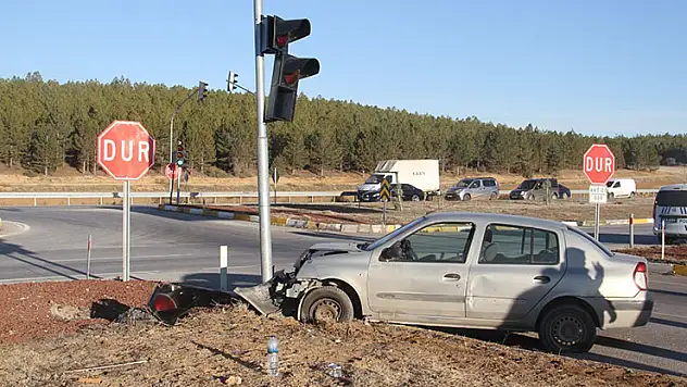 Konya'da otomobil trafik ışığı direğine çarptı: 2 yaralı
