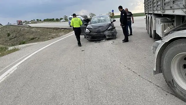 Konya'da otomobil 'U' dönüşü yapan tıra çarptı: 1 yaralı
