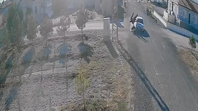 Konya'da otomobilin elektrikli motosikletle çarpıştığı kaza kamerada: 2 yaralı