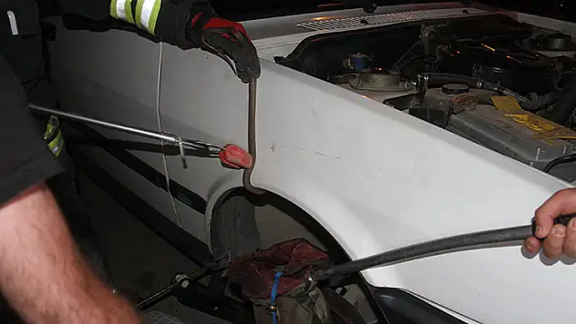 Konya'da otomobilin jantına giren yılanı itfaiye çıkardı
