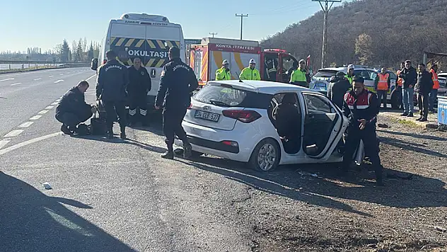 Konya'da otomobilin öğrenci servisine çarpmasıyla 5 kişi yaralandı
