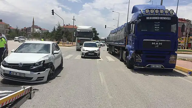 Konya'da otomobille tır çarpıştı: 2 yaralı
