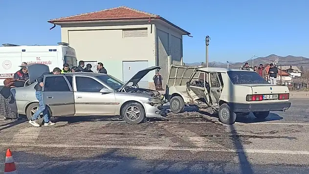 Konya'da otomobiller çarpıştı: 2 yaralı