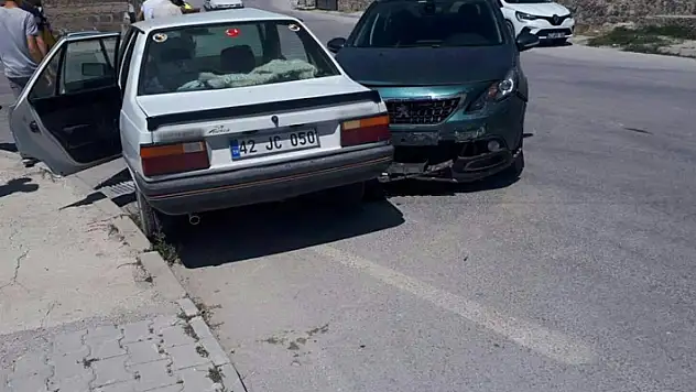 Konya'da otomobiller çarpıştı: 3 yaralı
