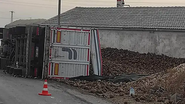 Konya'da pancar yüklü tır devrildi: 1 yaralı