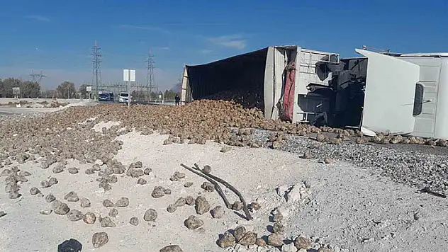 Konya'da pancar yüklü tır devrildi: 1 yaralı