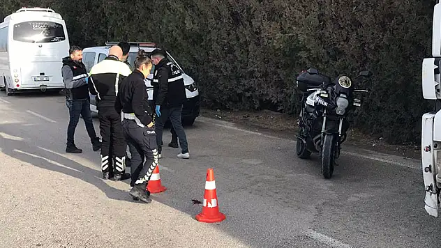 Konya'da park halindeki aracının yanında beklerken işçi servisi çarptı