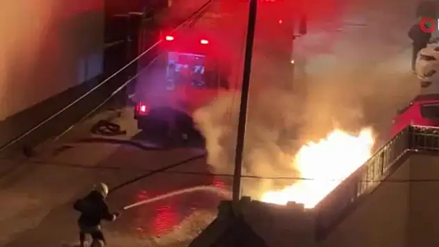Konya'da park halindeki otomobil alev alev yandı