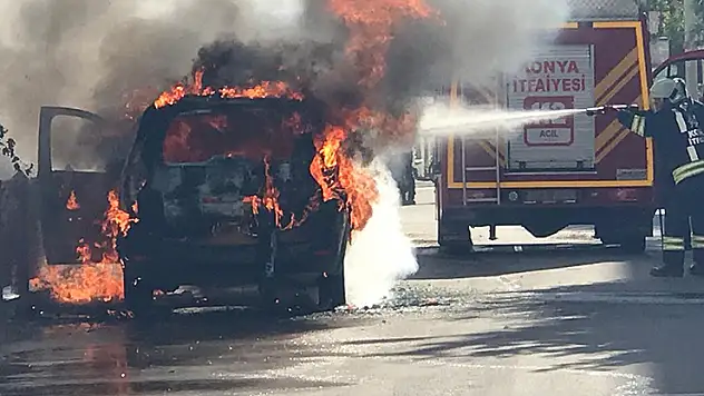 Konya'da park halindeki ticari taksi alev topuna dönerek yandı