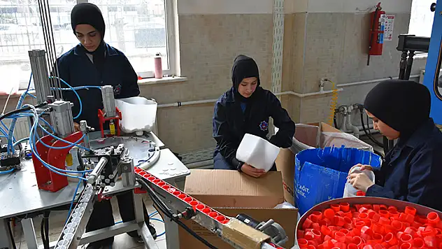 Plastik sektörüne katkı sağlayan meslek liseliler para da kazanıyor