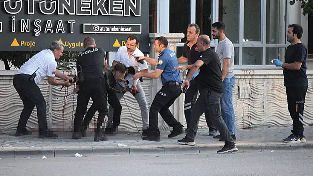 Konya'da polis ekiplerinden nefes kesen müdahale: Bıçağı boğazına dayadı...