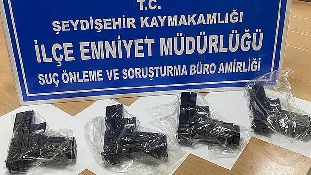 Konya'da polis şüpheli araçtan 4 ruhsatsız tabanca ele geçirdi