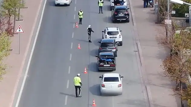 Konya'da polisi görünce sürücü değiştirdiler, drondan kaçamadılar