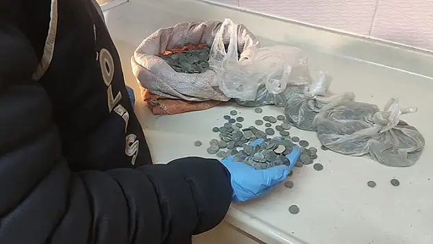 Konya'da polisin baskın yaptığı iş yerindeki dolapta tarihi eserler çıktı