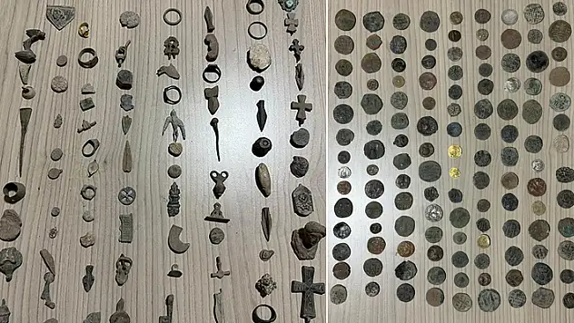 Konya'da polisin durdurduğu araçtan bin 460 adet sikke ve obje çıktı
