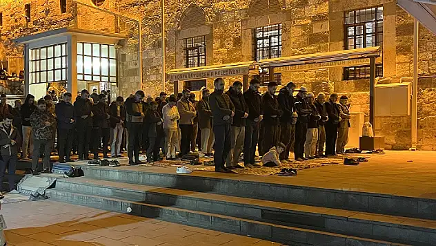 Konya'da Ramazan ayının son teravihinde camiler doldu