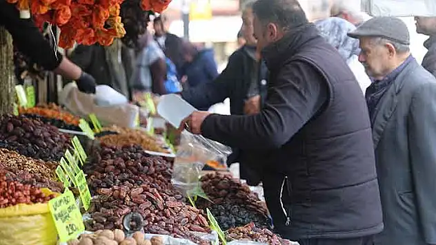 Konya'da Ramazan'la birlikte hurma tezgahlarda yerini aldı