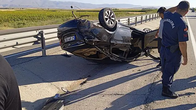 Konya'da refüje devrilen otomobilde 1 kişi yaralandı