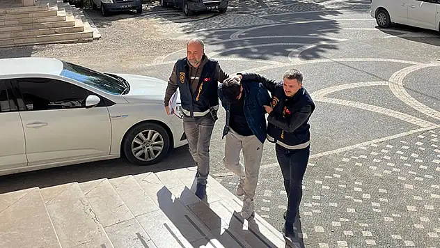 Konya'da sahte kimlikle yakalanan şahıstan uyuşturucu hap çıktı
