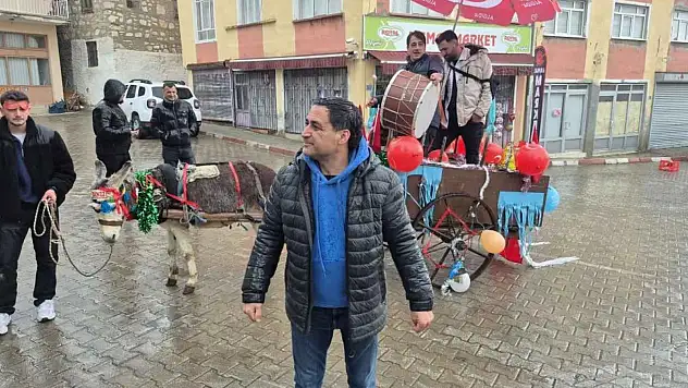 Konya'da sahur davulcularından bayram sürprizi