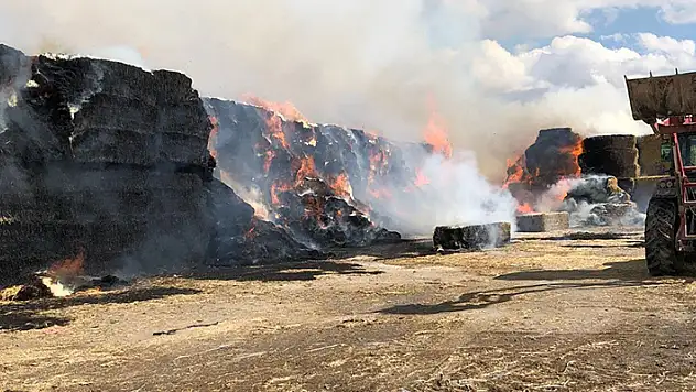 Konya'da saman ve yonca balyaları alev alev yandı
