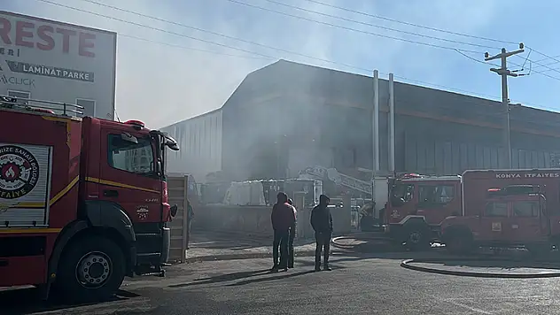 Konya'da sanayi sitesindeki depoda çıkan yangın korkuttu