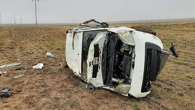 Konya'da şarampole devrilen hafif ticari araçtaki 1 kişi öldü, 2 kişi yaralandı