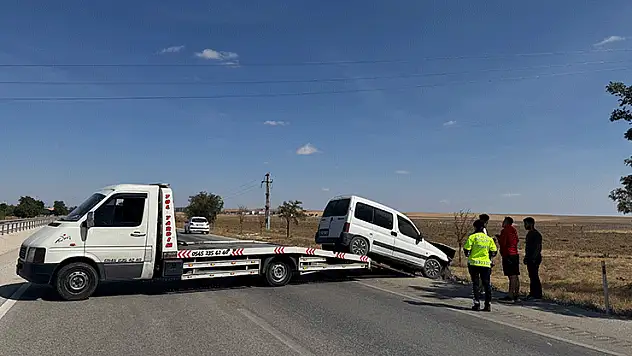 Konya'da şarampole düşen araçtakiler kazayı hafif atlattı