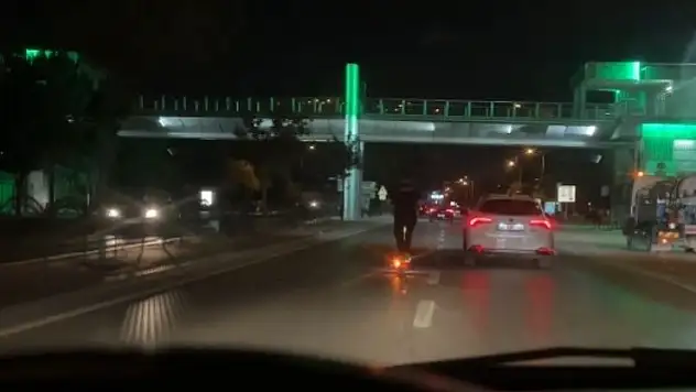 Konya'da scooterla 80-90 kilometre hızla seyrederek araçları solladı