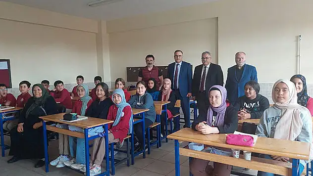 Konya'da şehit annesi oğlunun adının verildiği okulda öğrencilerle buluştu