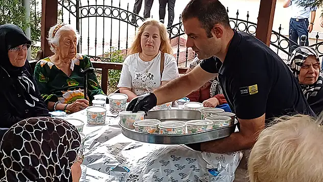 Konya'da şehitler adına aşure dağıtıldı
