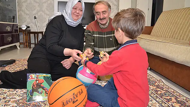 Konya'da sevgi seli: Depremzede küçük Mikail'in de 'koruyucusu' oldular