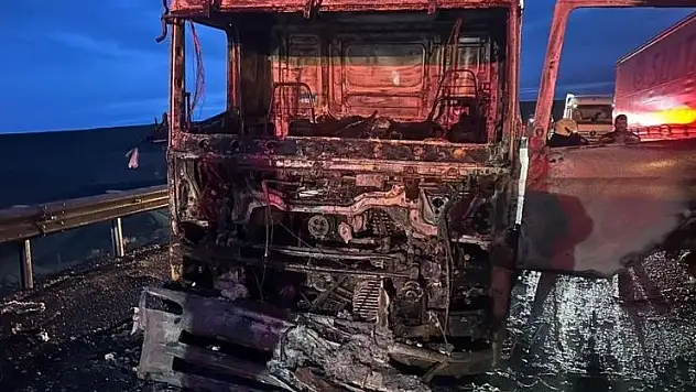 Konya'da seyir halindeki çekici küle döndü