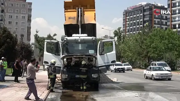 Konya'da seyir halindeki kamyonda çıkan yangın korkuttu