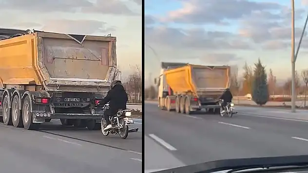 Konya'da seyir halindeki tırın peşinde motosikletli tehlikeli yolculuk