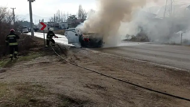 Konya'da seyir halindeyken yanmaya başlayan otomobil kullanılamaz hale geldi