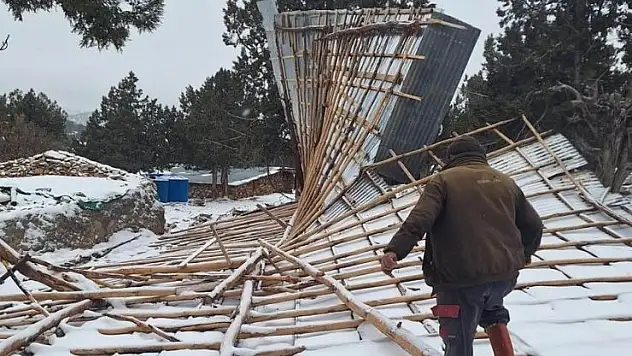 Konya'da şiddetli fırtına ahırın çatısını uçurdu