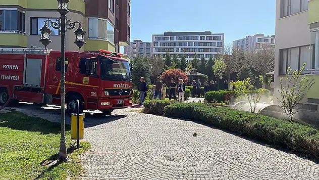 Konya'da sitenin otoparkında 2 otomobil yandı