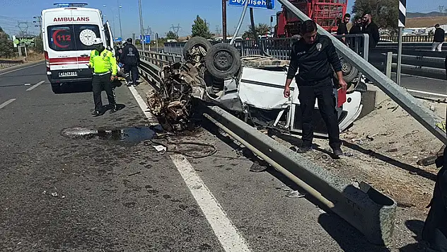 Konya'da takla atan otomobil direğe ve bariyerlere çarptı: 2 yaralı
