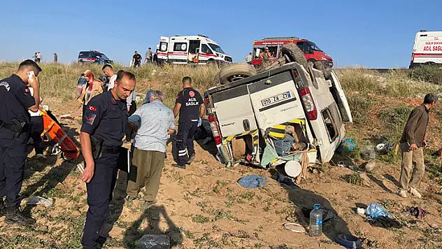 Konya'da tarım işçilerini taşıyan minibüs devrildi, 15 kişi yaralandı