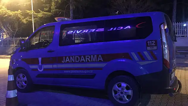 Konya'da tilkiye çarpmamak için direksiyonu çeviren sürücü bariyerlere vurdu: 2 yaralı
