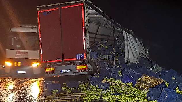 Konya'da tır bariyerlere çarptı: 1 yaralı